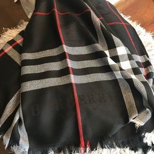 Burberry scarf black